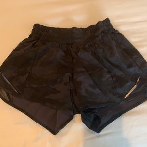 Lululemon black camo speed up low rise shorts 2.5”, size 2